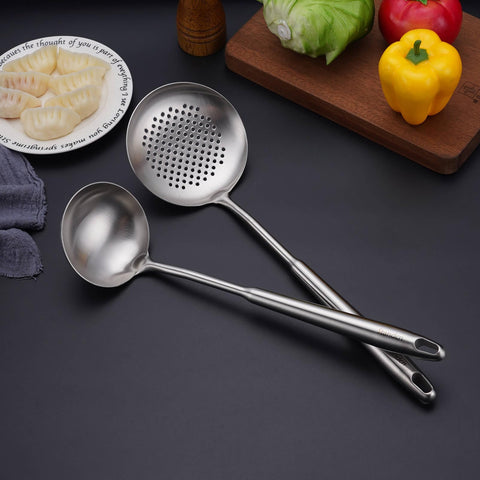 Standcn slotted spatula tuner allows draining liquids with ease.