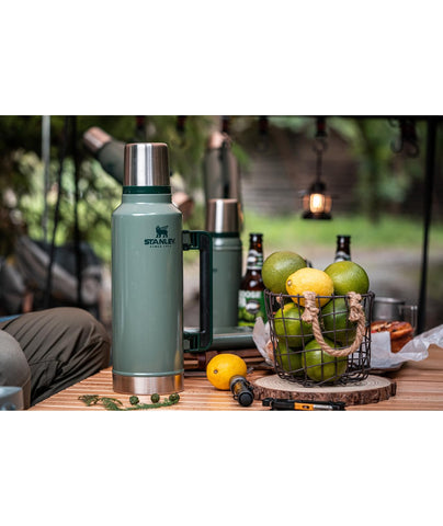 Stanley Classic 2qt collapsible handle enhances travel portability.