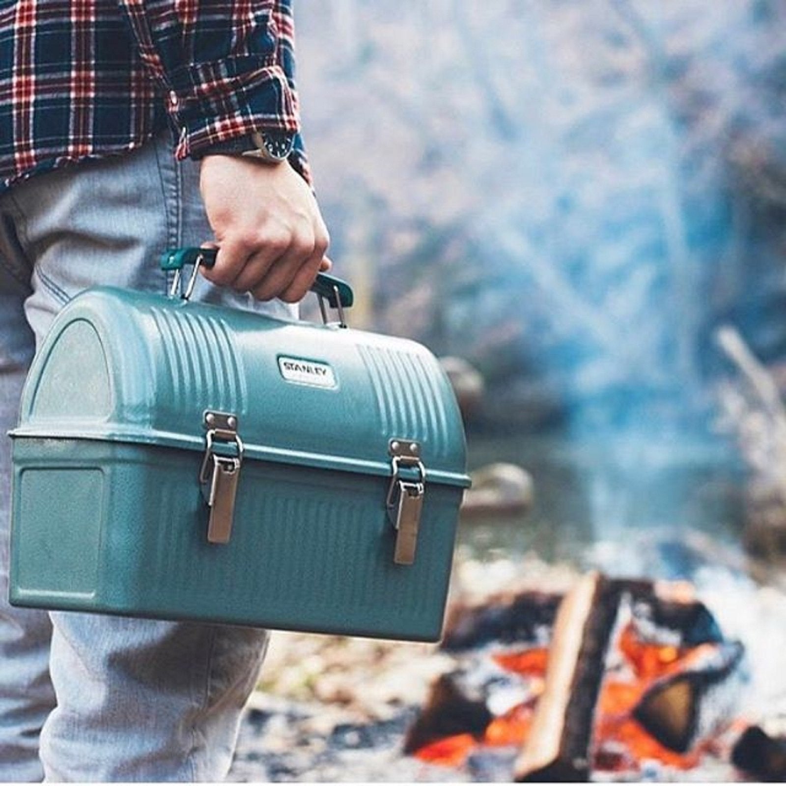 Top-handle enables comfortable carrying of the Stanley lunch box during commutes.