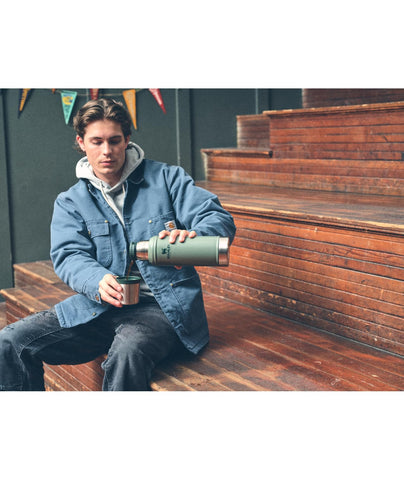 Travel-friendly design with collapsible handle makes the Stanley Classic easy to carry.