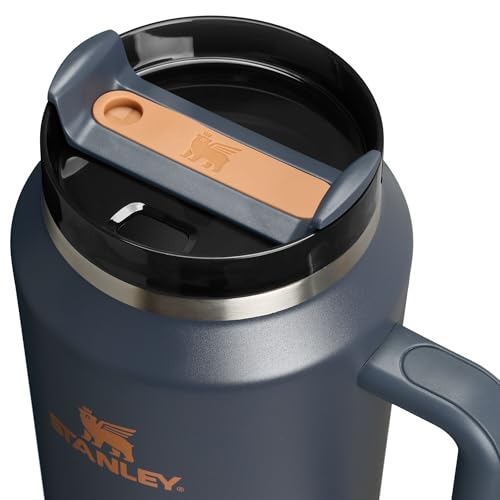 Stanley FlowState lid with three positions reduces splashes and seals the straw.