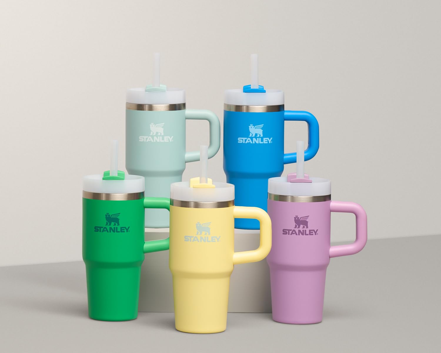 STANLEY Quencher H2.0 ergonomic comfort-grip handle for easy transport.