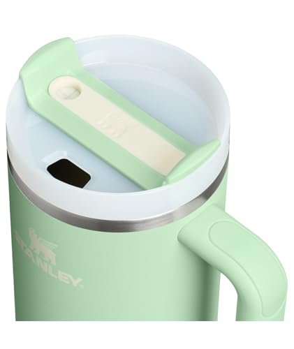 FlowState lid on the STANLEY Quencher H2.0 rotates for easy sipping and spill protection.