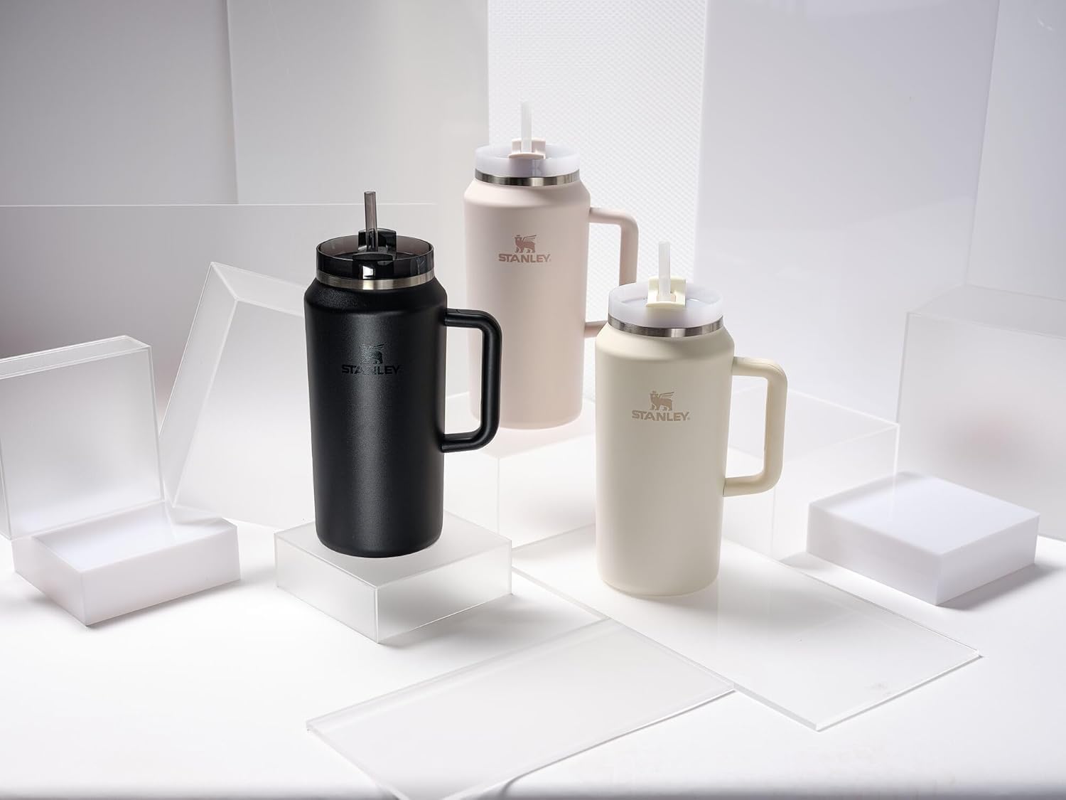 STANLEY Quencher H2.0 sturdy base prevents tipping on desks and cars.