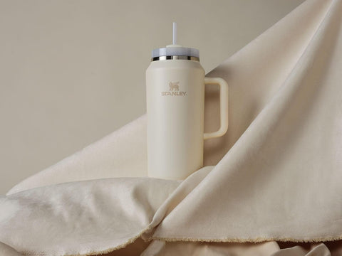 Ergonomic carry handle of STANLEY Quencher H2.0 64oz for comfortable grip.