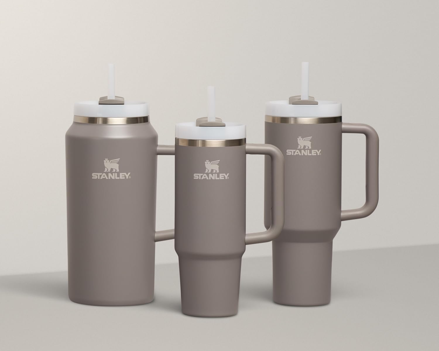 Stanley Quencher H2O 40 oz dishwasher-safe tumbler and lid for easy cleaning.