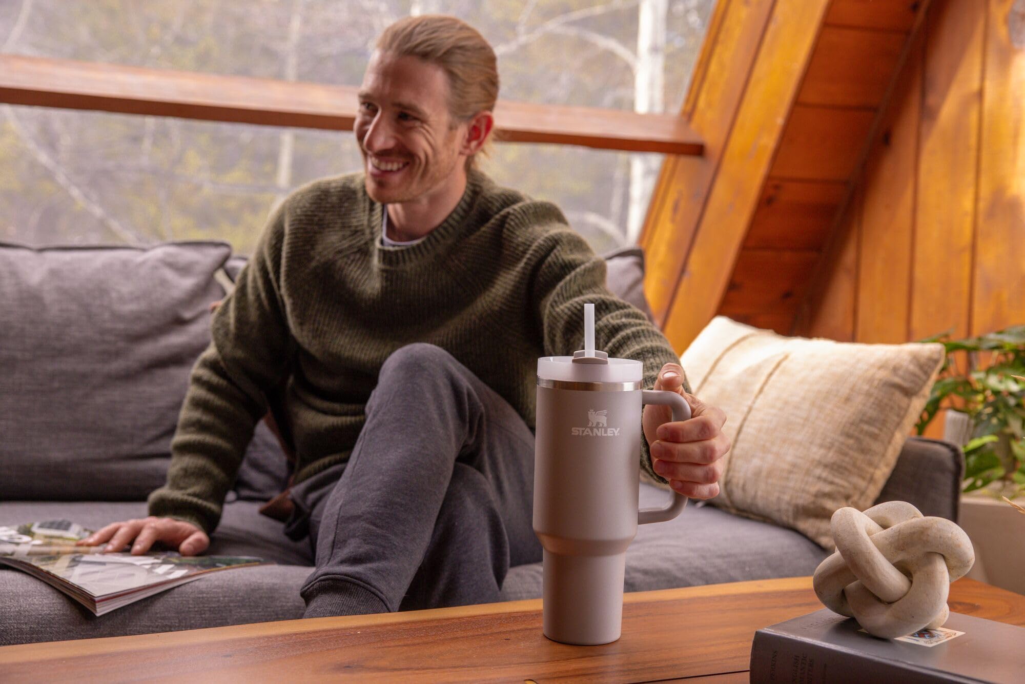 Stanley Quencher H2O 40 oz ergonomic handle for comfortable one-handed carry.