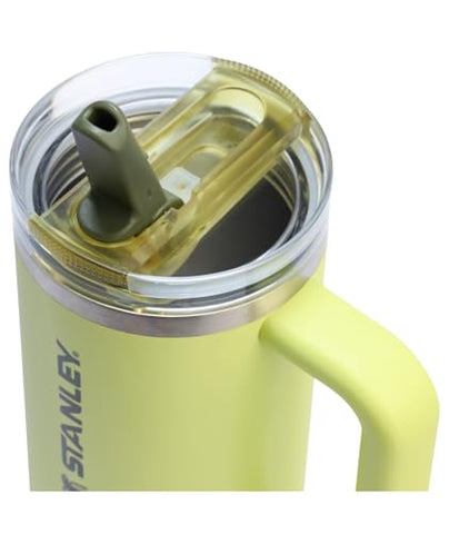 STANLEY Quencher ProTour built-in handle offers comfortable grip during travel.