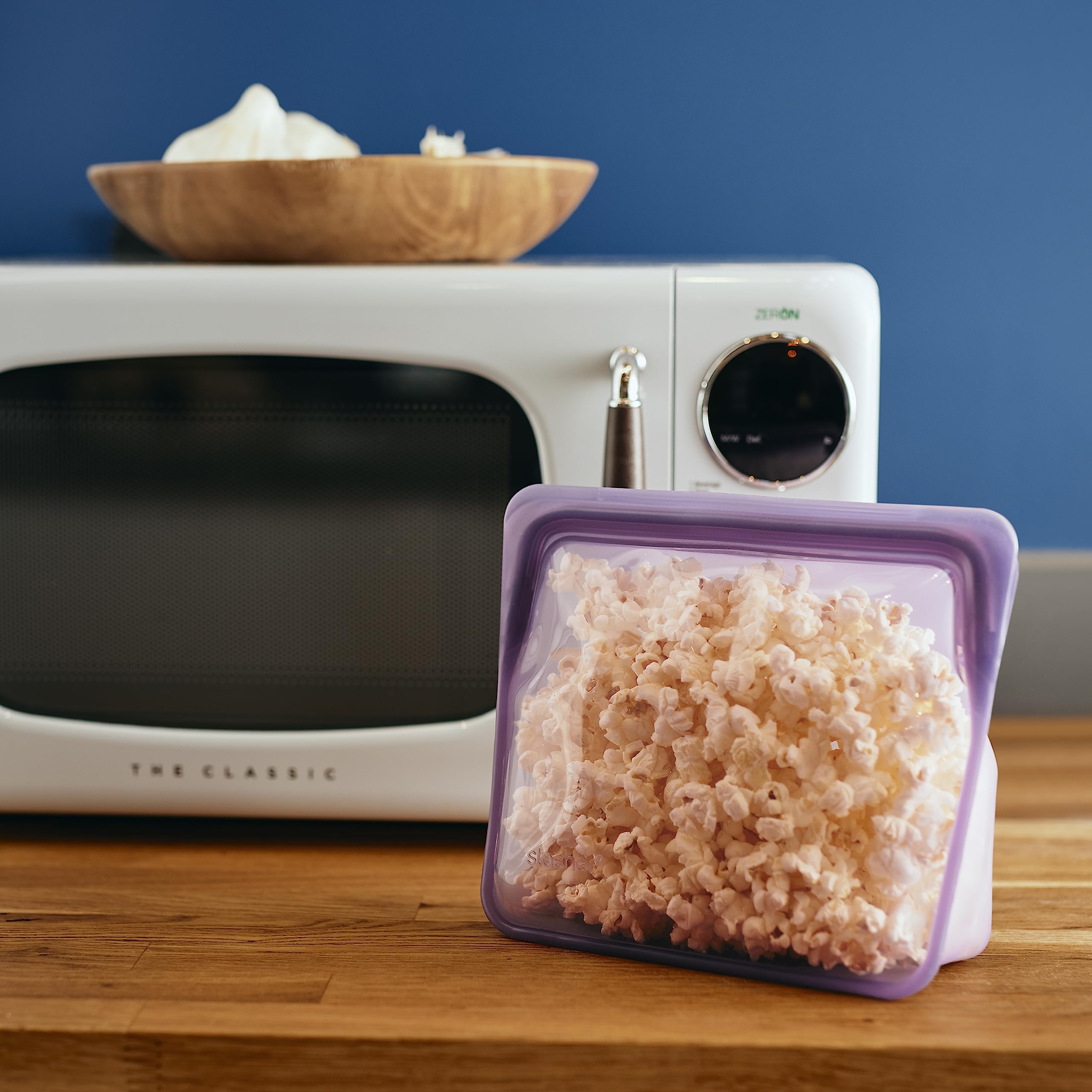Stasher pinch-loc seal ensures a leak-free bag for safe lunches.