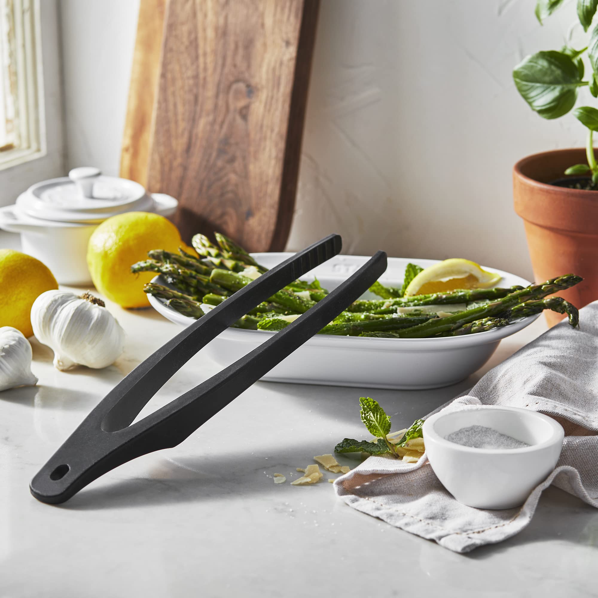 STAUB silicone tongs safely lift boiled foods from water.