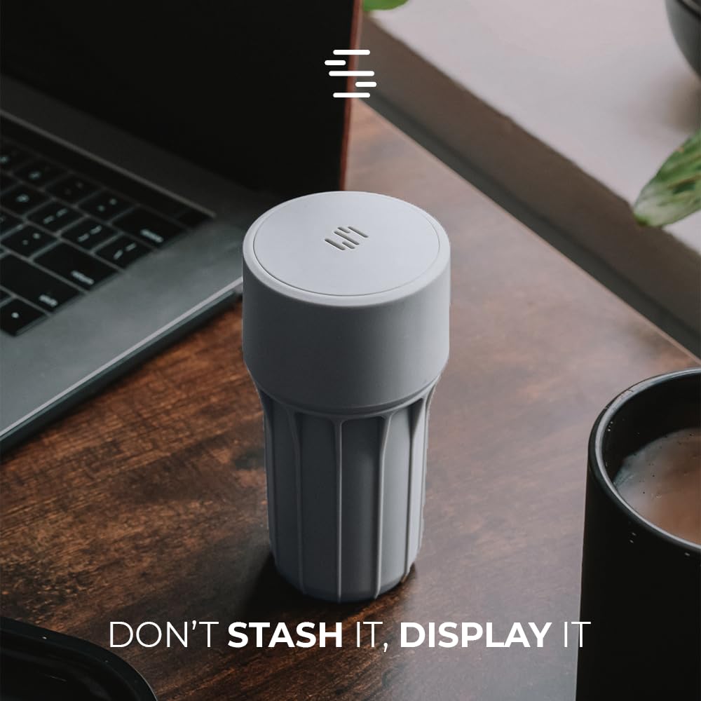 Staze jar seal click shows airtight closure preserving aroma.