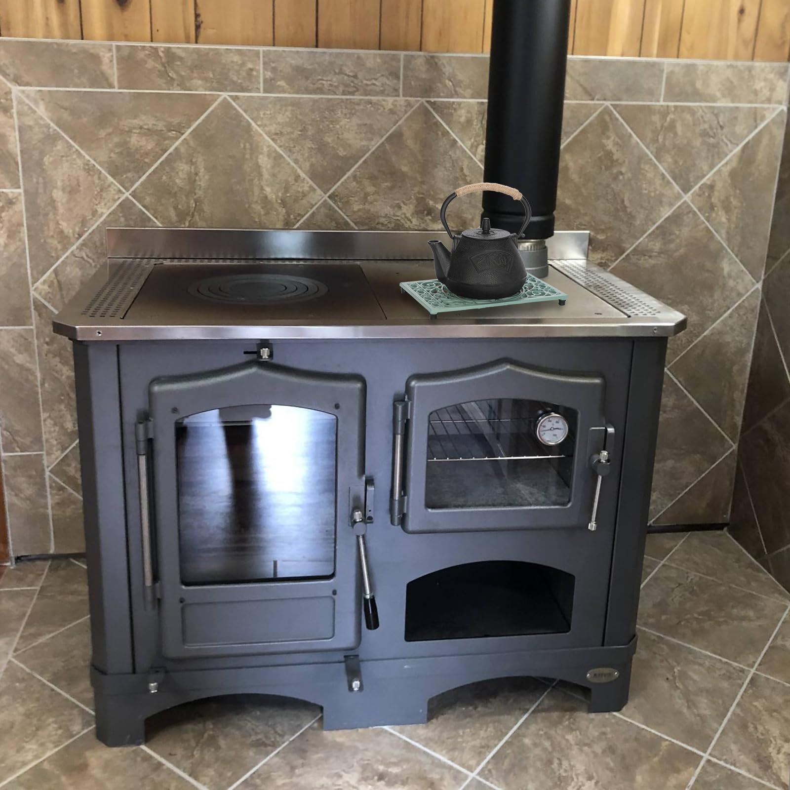 Sumnacon green trivet with cushioned rubber feet keeps surfaces safe and steady.