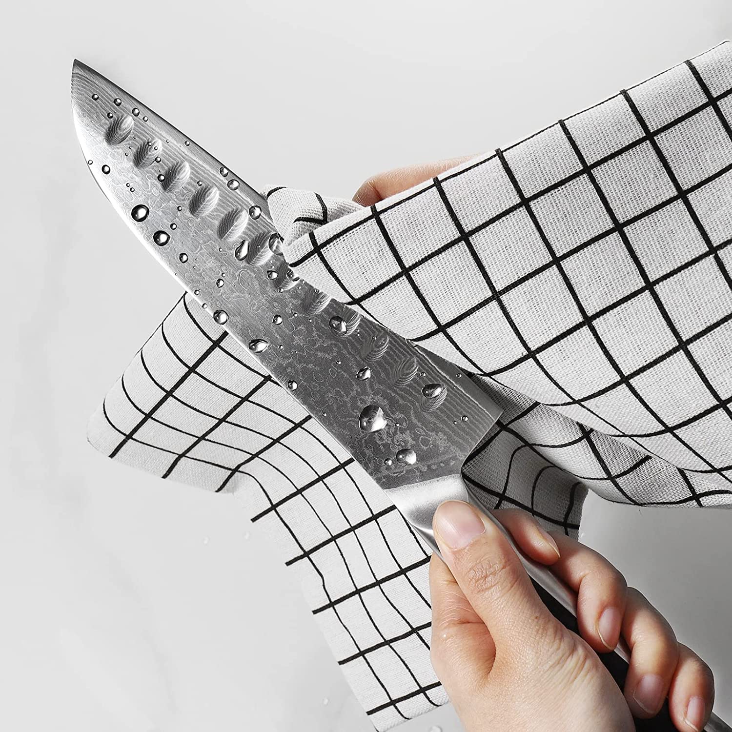 Sunnecko Damascus kitchen knife with solid handle delivers reliable control.