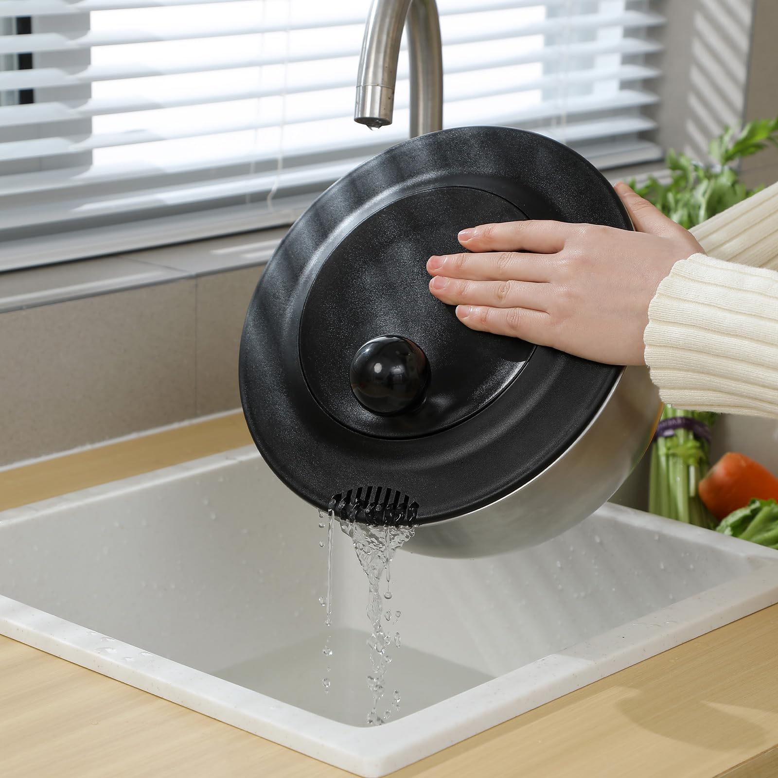 Supernal egg yolk separator built into the lid for precise yolk separation.