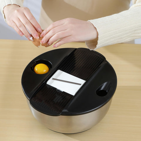 Supernal rotary handle helps dry salads quickly and evenly.
