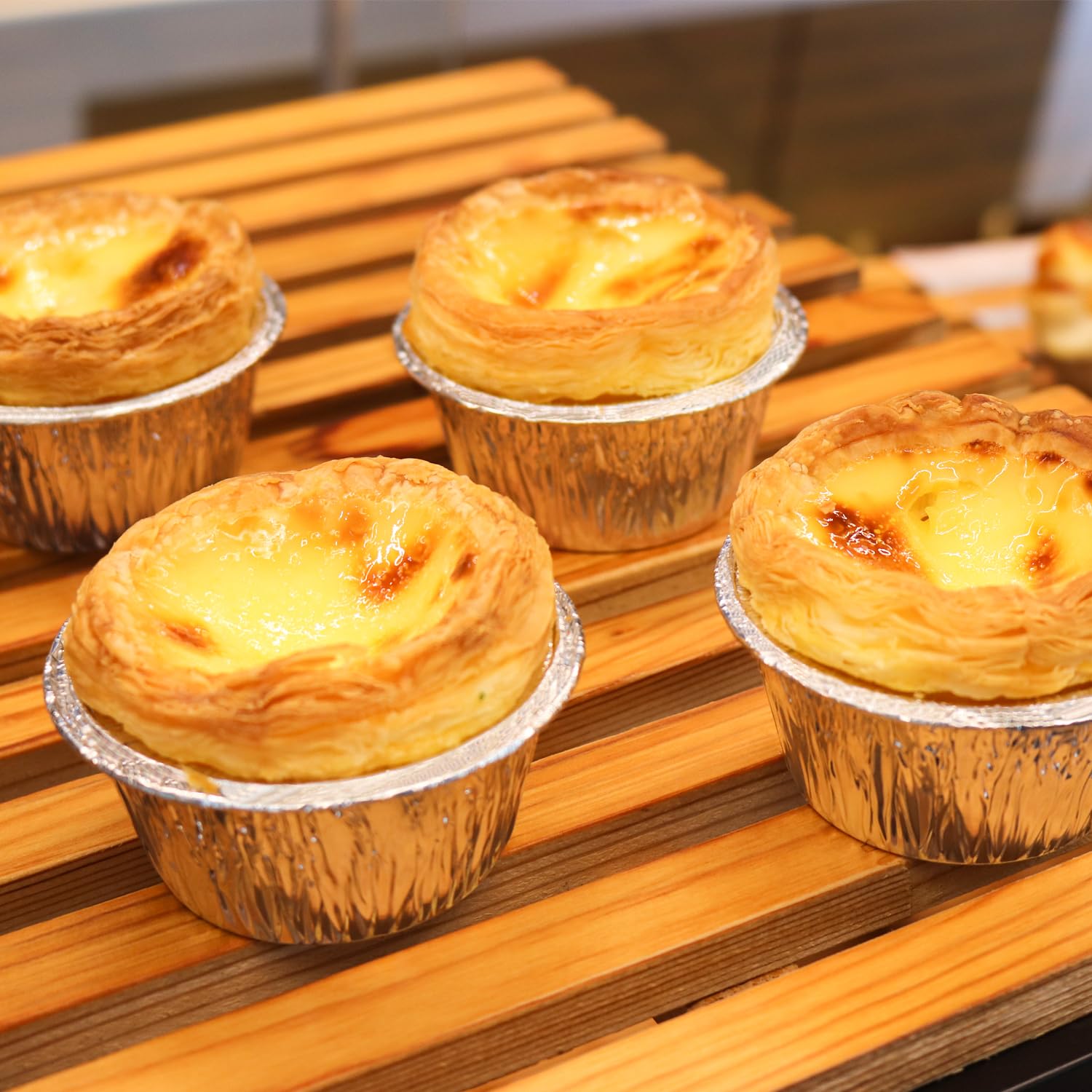 SUPPHOUS wide bottom foil cups prevent spills and promote moisture retention.