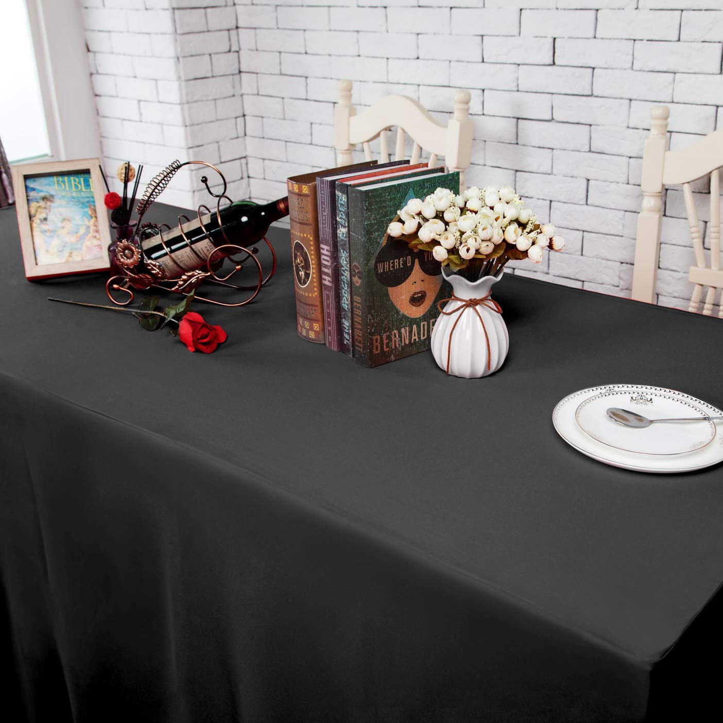 Surmente rectangle tablecloth setup on 6ft tables creates a sleek look.
