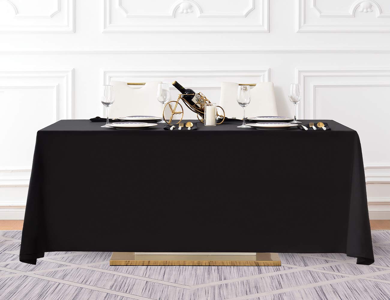 Surmente easy-care tablecloth suitable for machine or hand washing.