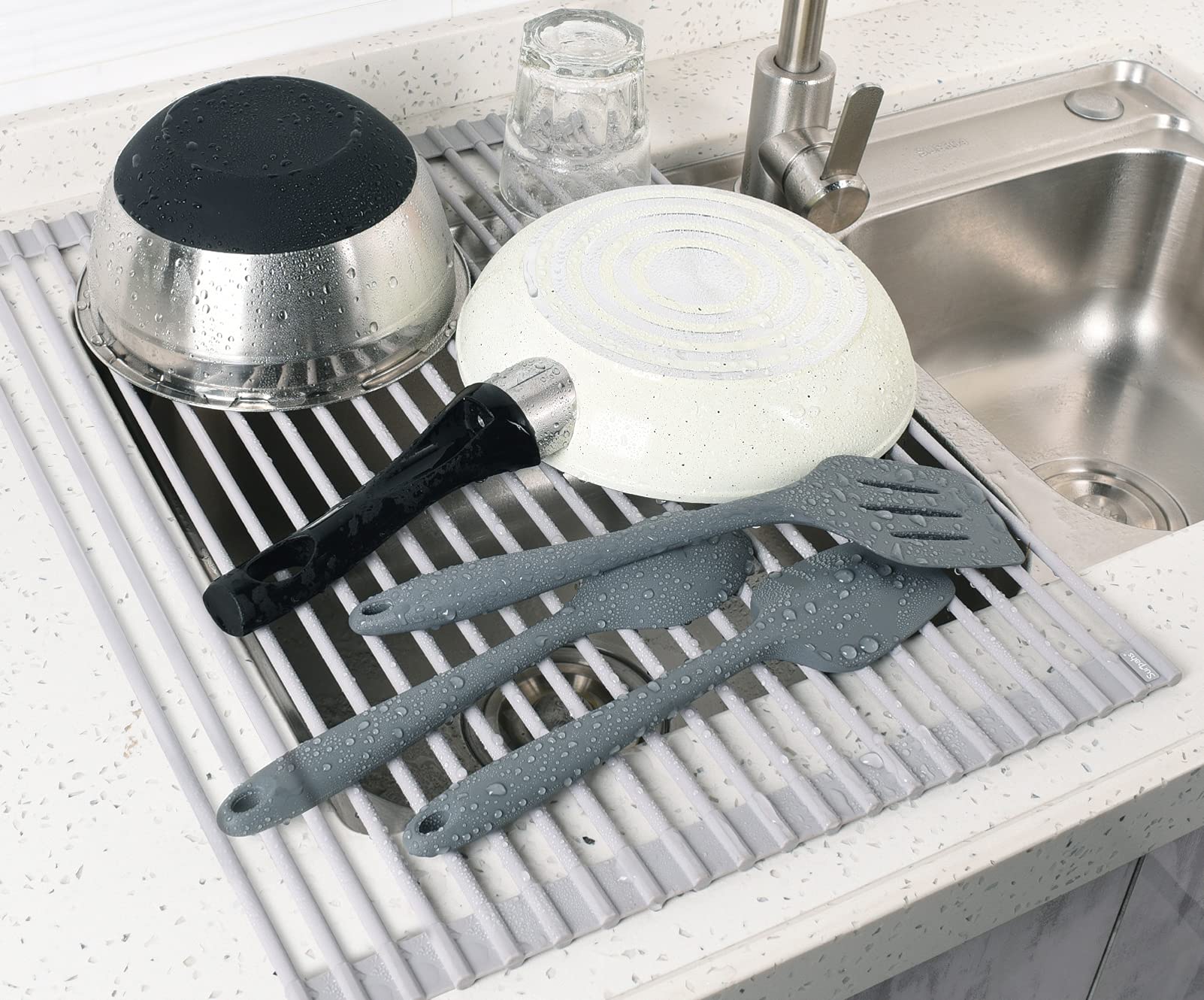 Surpahs silicone-coated stainless steel rack provides a non-slip drying surface.