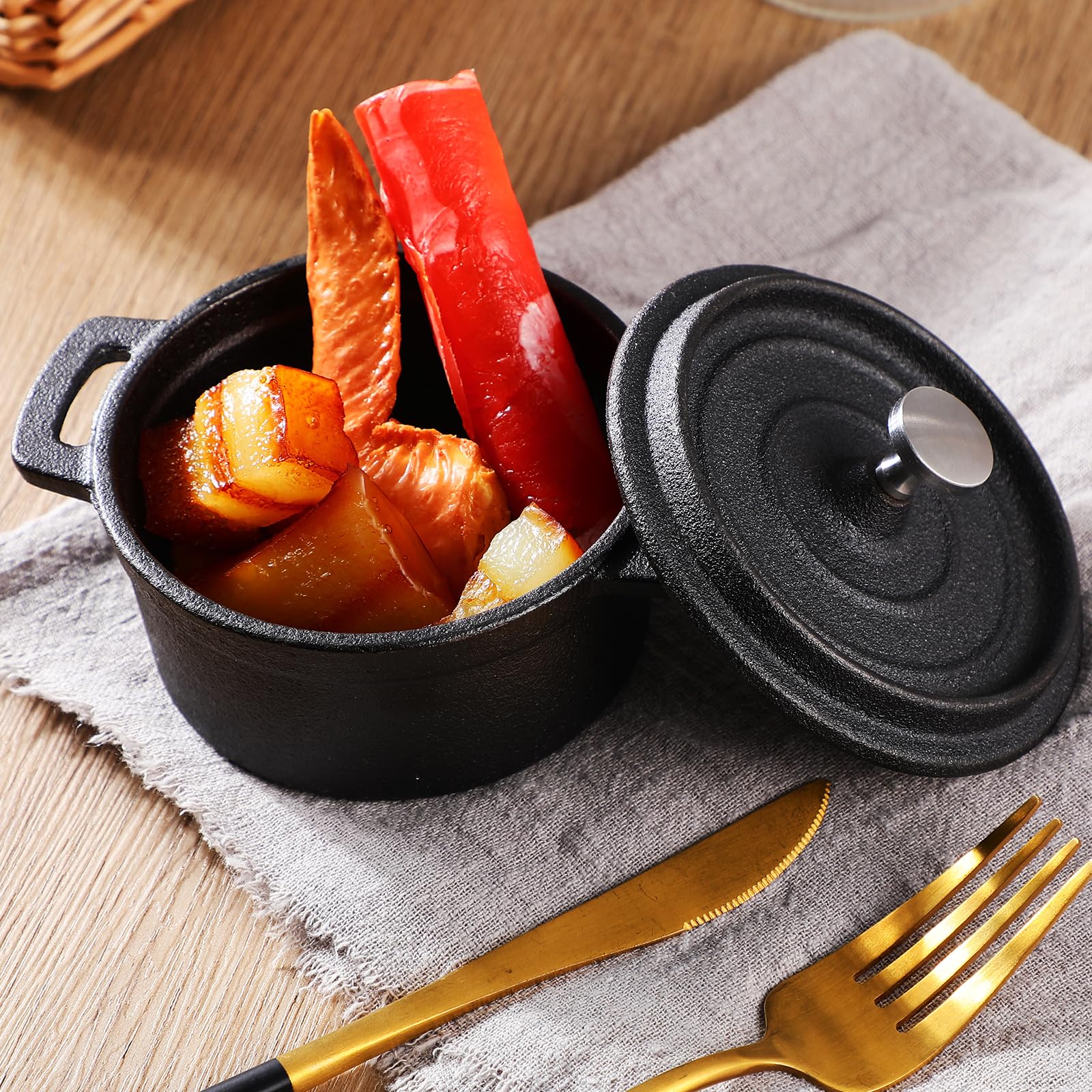 Suttmin 6.5-inch capacity supports solo meals and compact cooking.