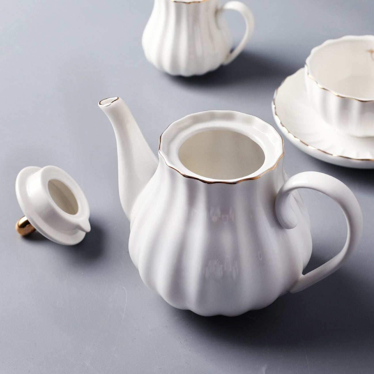 Sweejar elegant porcelain serves as a stylish table centerpiece.