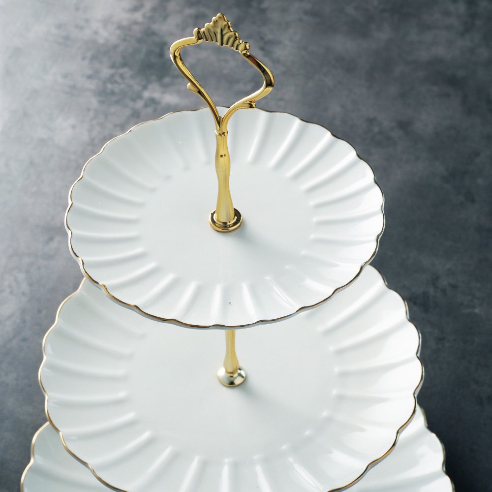 Sweejar sturdy porcelain plates support cookies and bites.