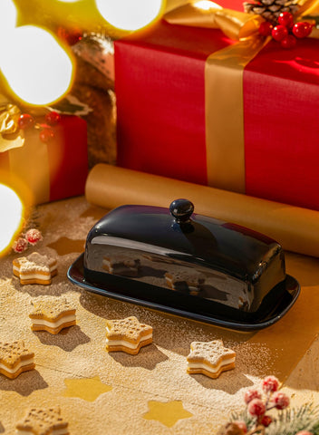 Sweese butter dish rounded knob enables secure lifting even with wet hands.