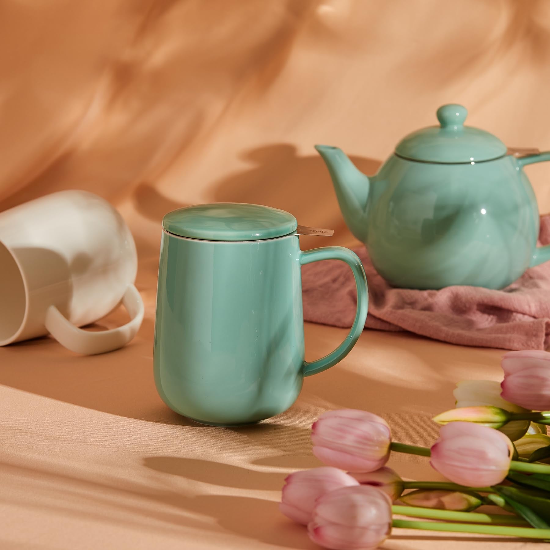 Sweese mug lid preserves heat and aroma during tea time.