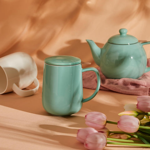 Sweese mug lid preserves heat and aroma during tea time.