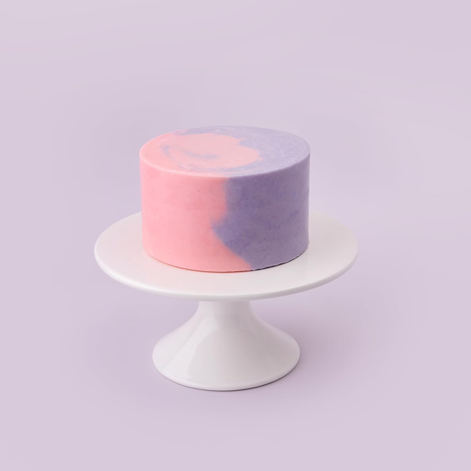 Sweetshop Frost Form Starter Kit 6-inch cake ready for decoration.