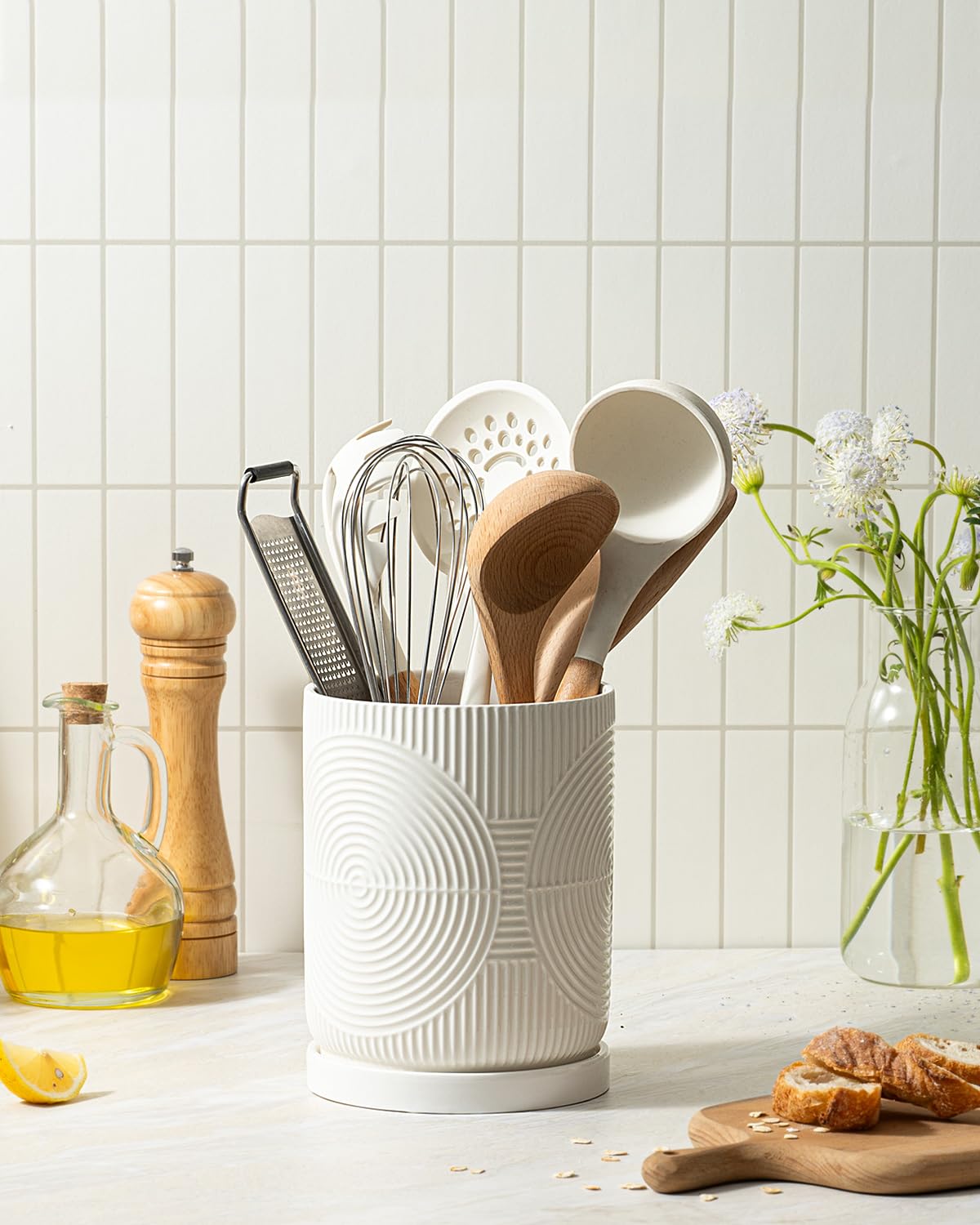 Swicken spoon rest included to catch drips and protect surfaces.