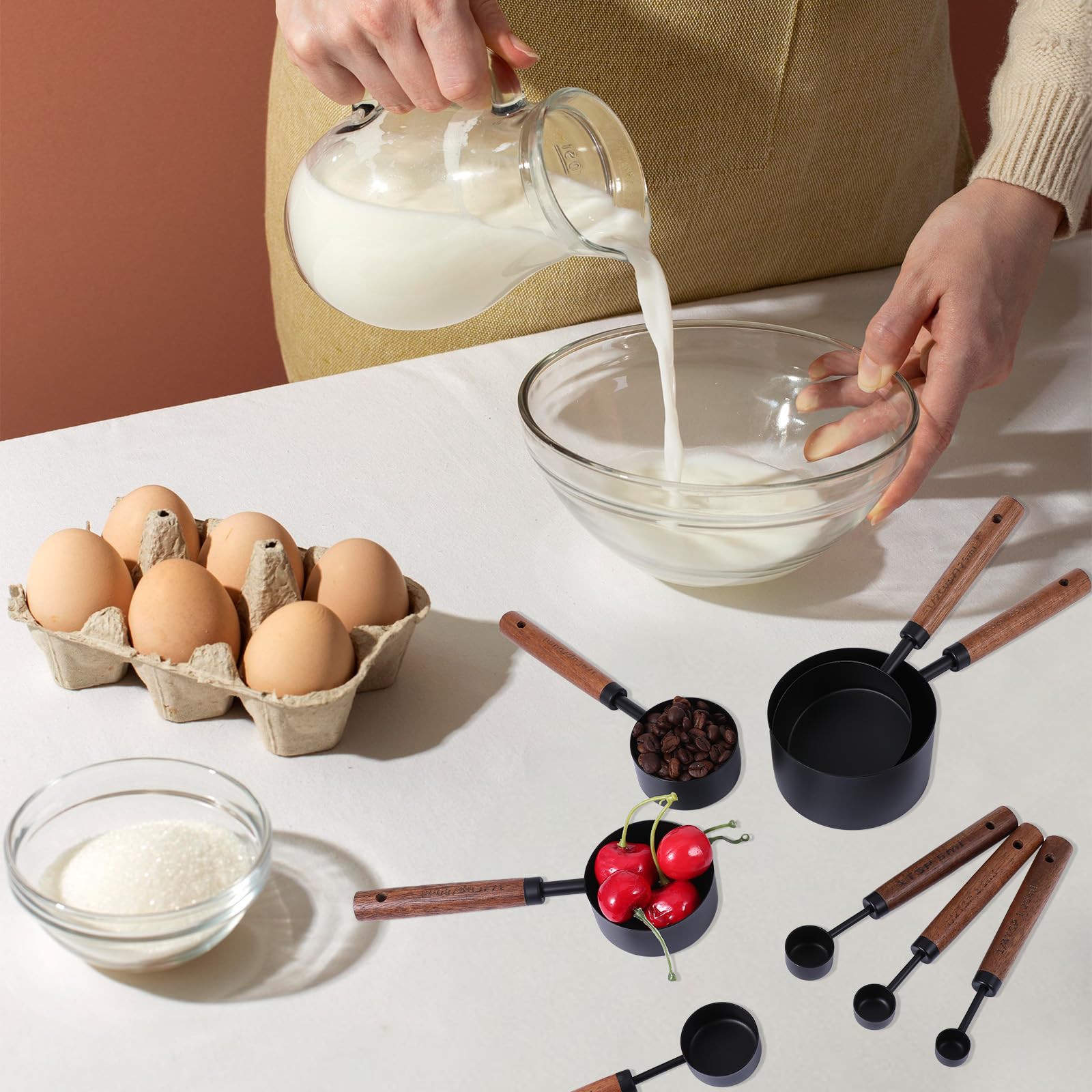 Measurement marks etched on SynHHnergyx cups enable fast reference during cooking.