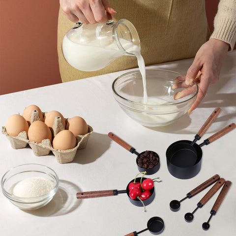 Measurement marks etched on SynHHnergyx cups enable fast reference during cooking.