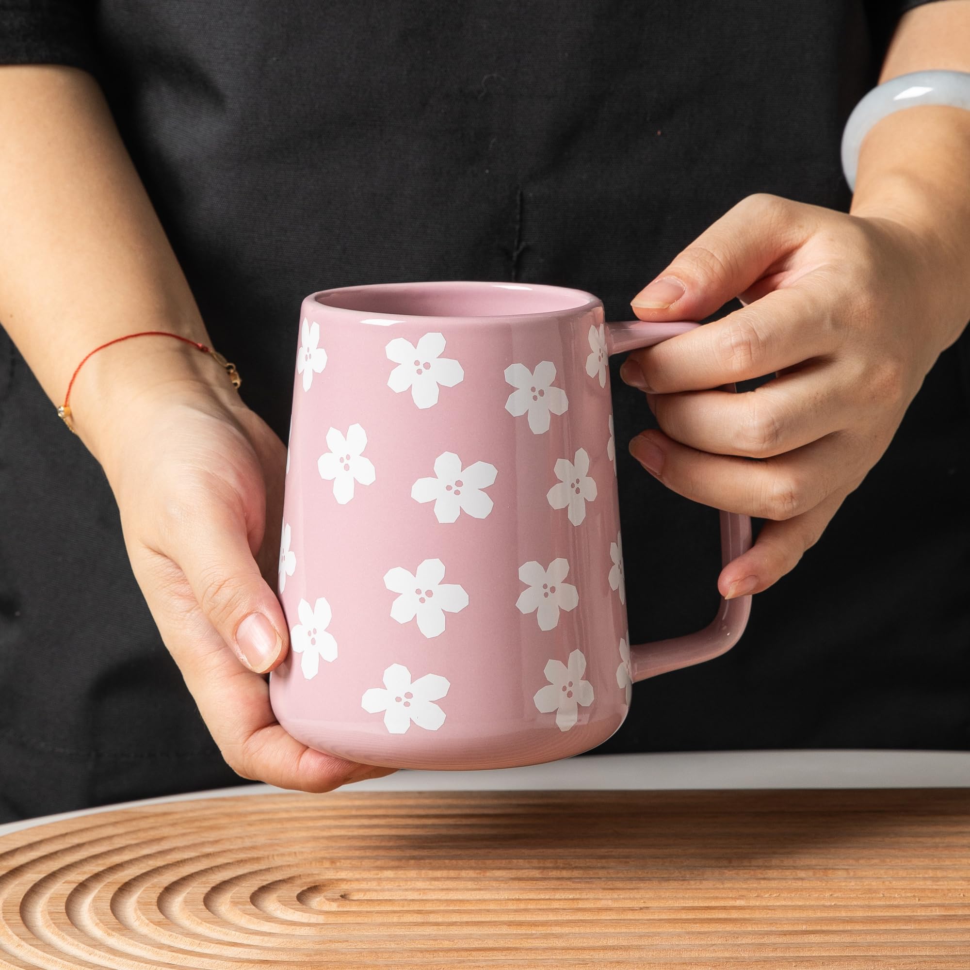 TaoTaojarvie violet floral pattern adds vintage charm to the mug.