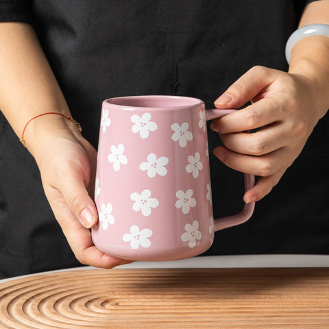 TaoTaojarvie violet floral pattern adds vintage charm to the mug.