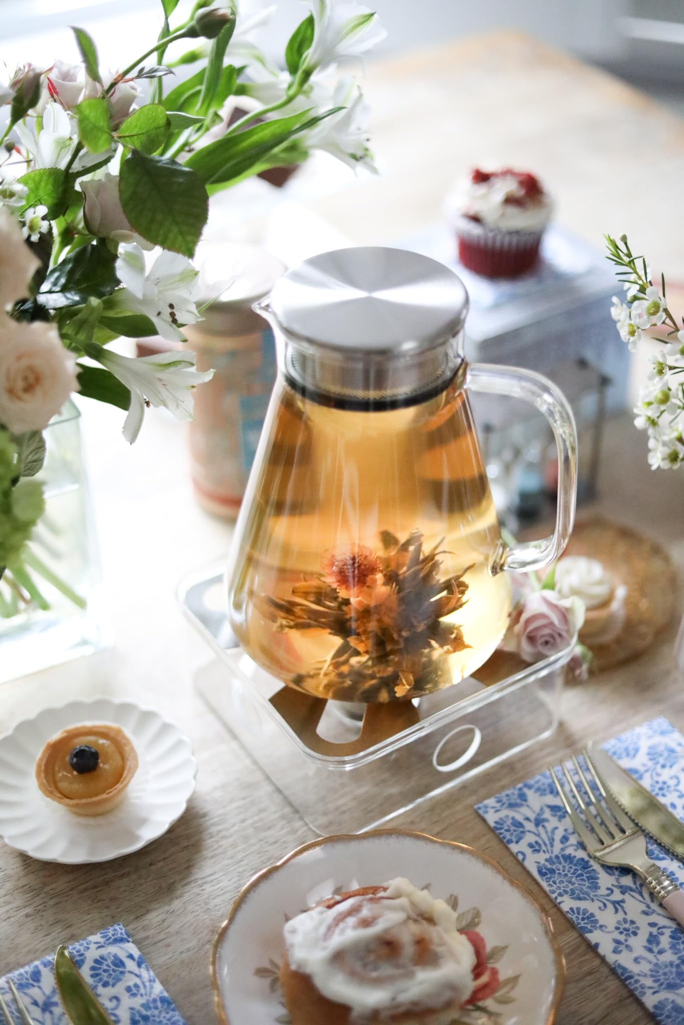 Teabloom One-Touch Tea Maker close-up of stainless steel filter lid for easy filtration.