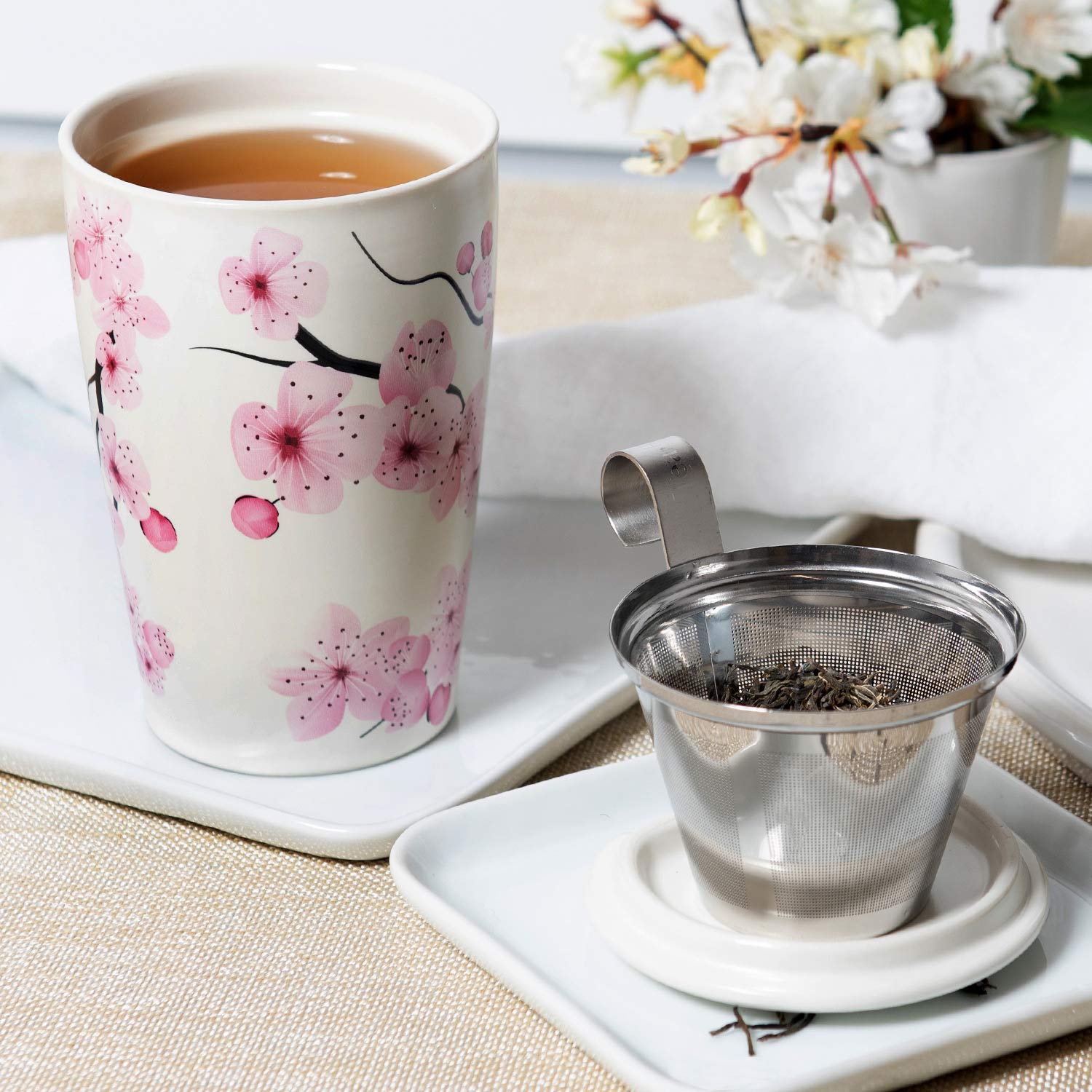 Tea Forte Kati Cup extra-fine infuser prevents leaves in cup.