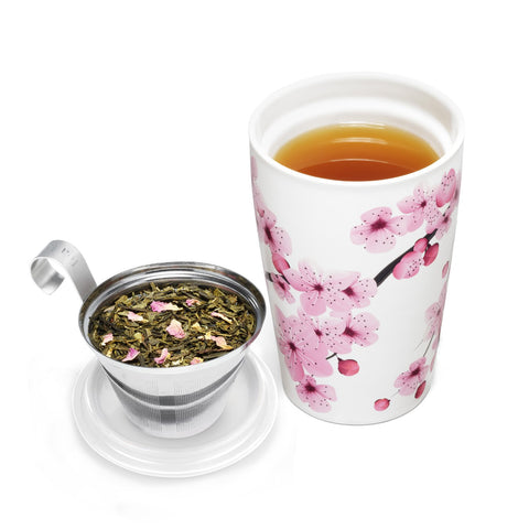 Tea Forte Kati Cup lid keeps tea hot during steeping.