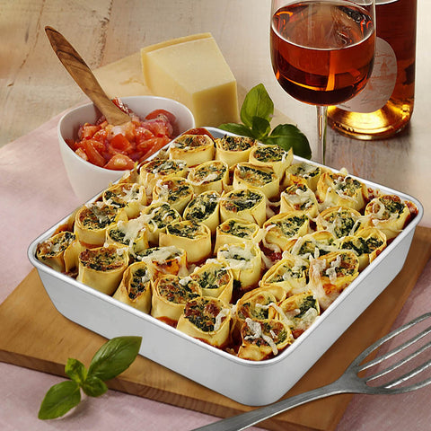 TeamFar 9.3 x 9.3 x 2 inch pan for versatile baking and storage.