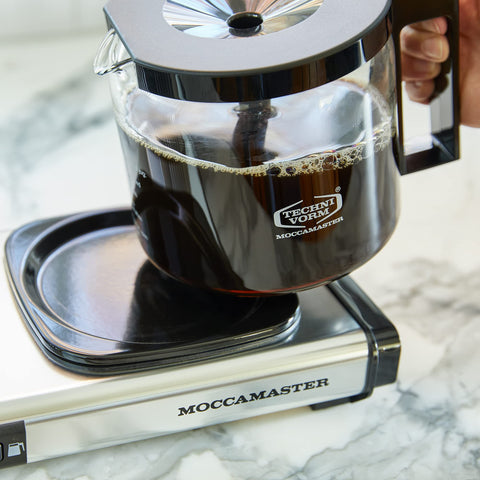 Technivorm Moccamaster KBGV Select Candy Apple Red, operación silenciosa y apagado automático.