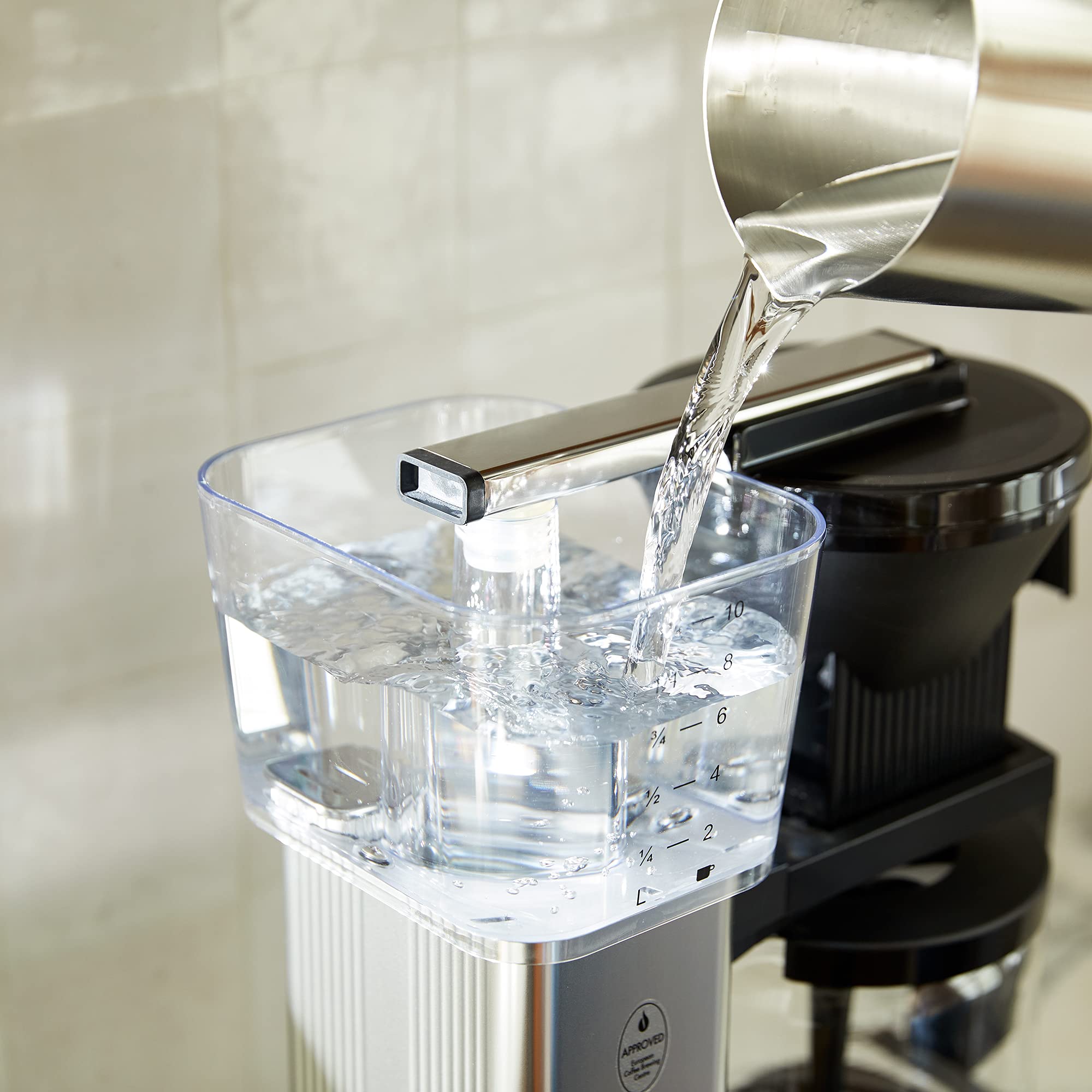 Technivorm Moccamaster KBGV Select Candy Apple Red, frente compacto para la cocina.