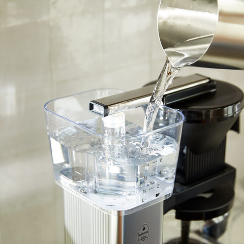 Technivorm Moccamaster KBGV Select Candy Apple Red, frente compacto para la cocina.