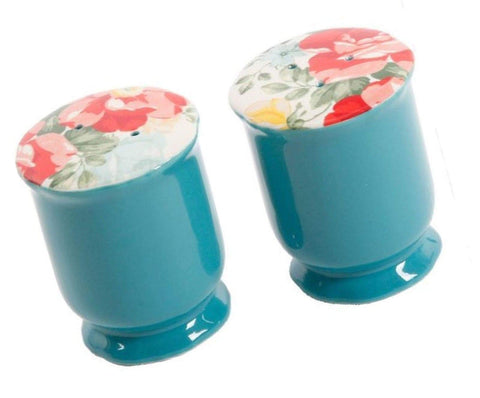 The Pioneer Woman salt and pepper set brightens kitchens and eases seasoning at meals.