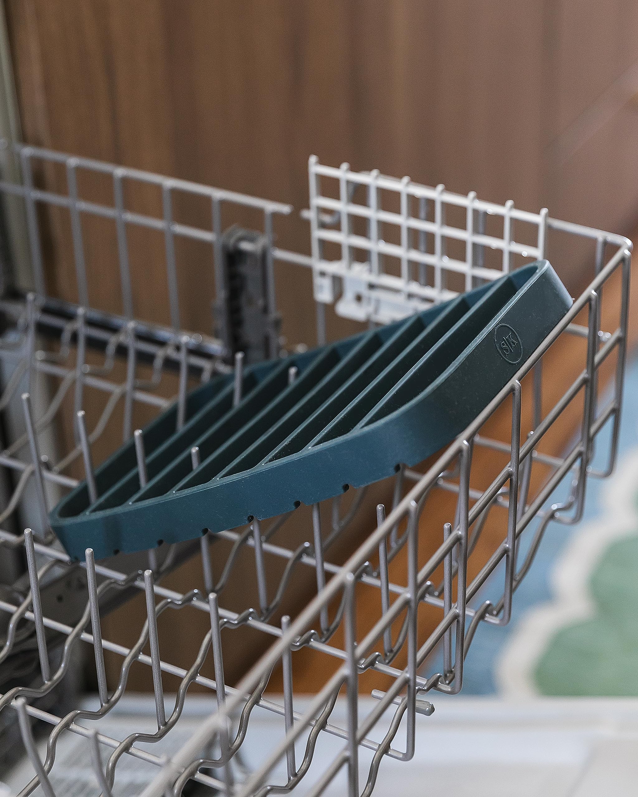 BPA-free, non-toxic silicone construction supports family-friendly cooking.
