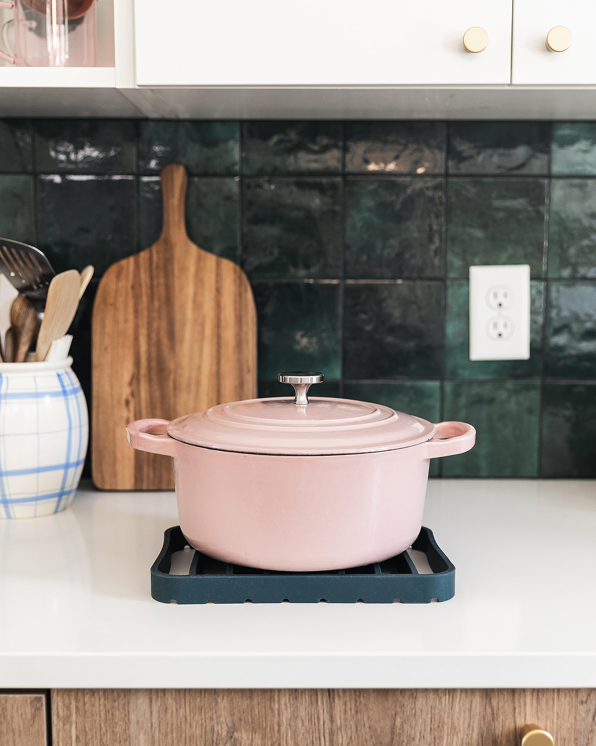 Non-stick navy silicone surface releases food easily for quick, low-oil roasting.
