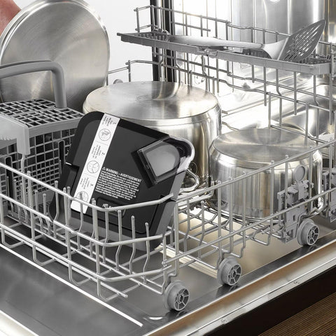 TheFaith lid design with rim extension supports stable pouring from the 72 oz pitcher.