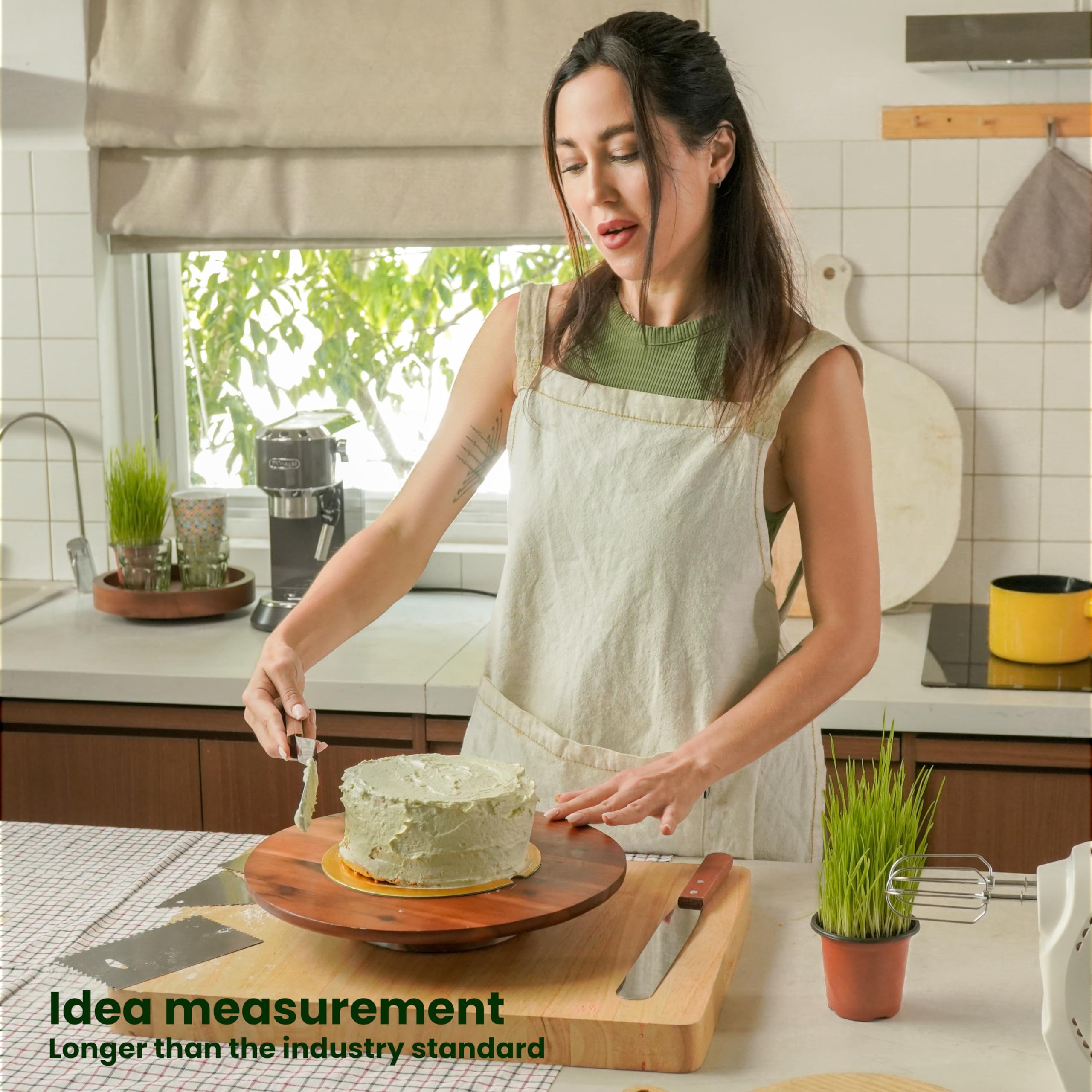 Tidita acacia stand with non-slip mat keeps cake stable