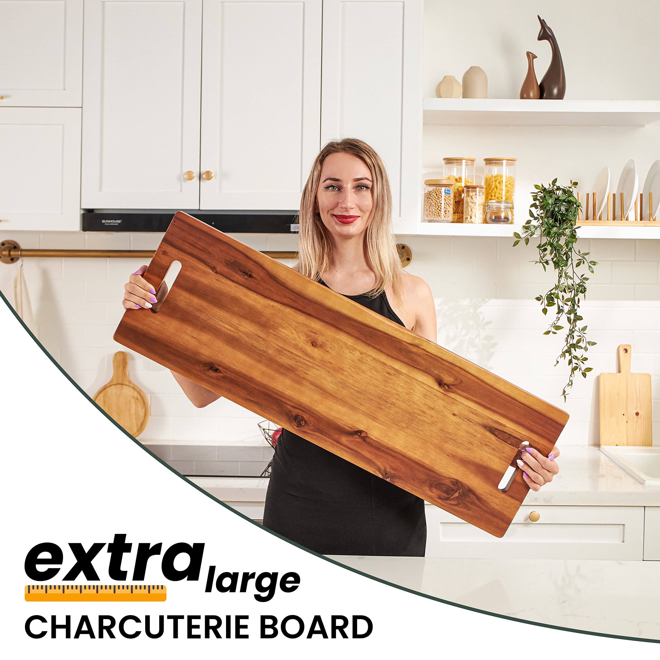 Tidita acacia charcuterie board close-up highlighting rich grain pattern.
