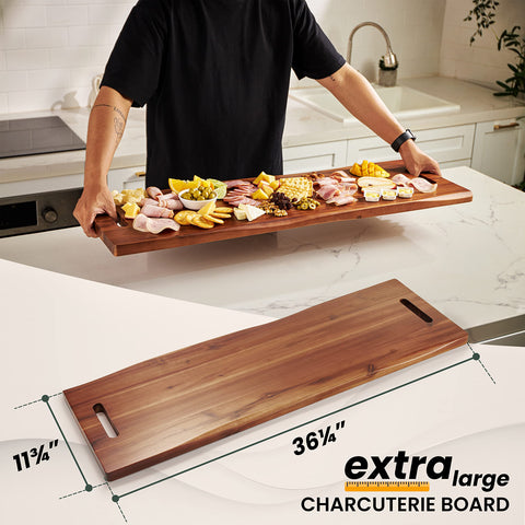 Tidita large board displaying meat and cheese on a wooden surface.