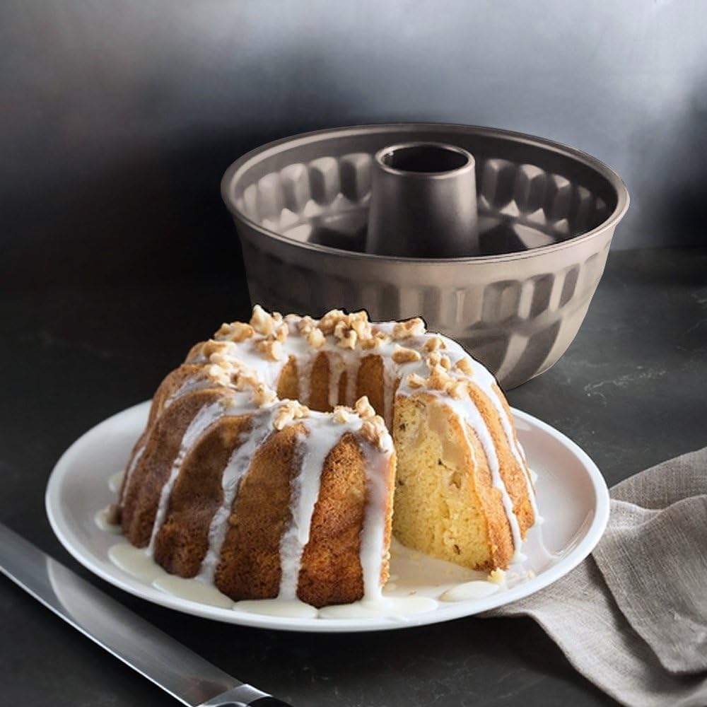 TLIOCAS champagne-gold coating ensures smooth release and stylish baking results.
